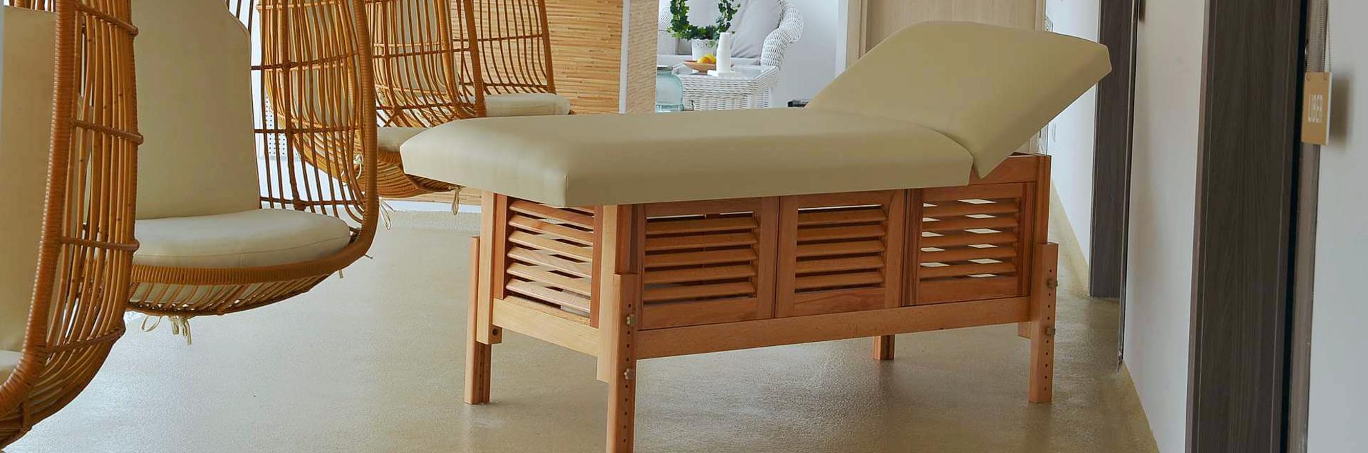 Masă de masaj staționară, model Laguna, de la BIOS, pernă două secțiuni, tapițerie galben-piersică, finisaj lemn natur