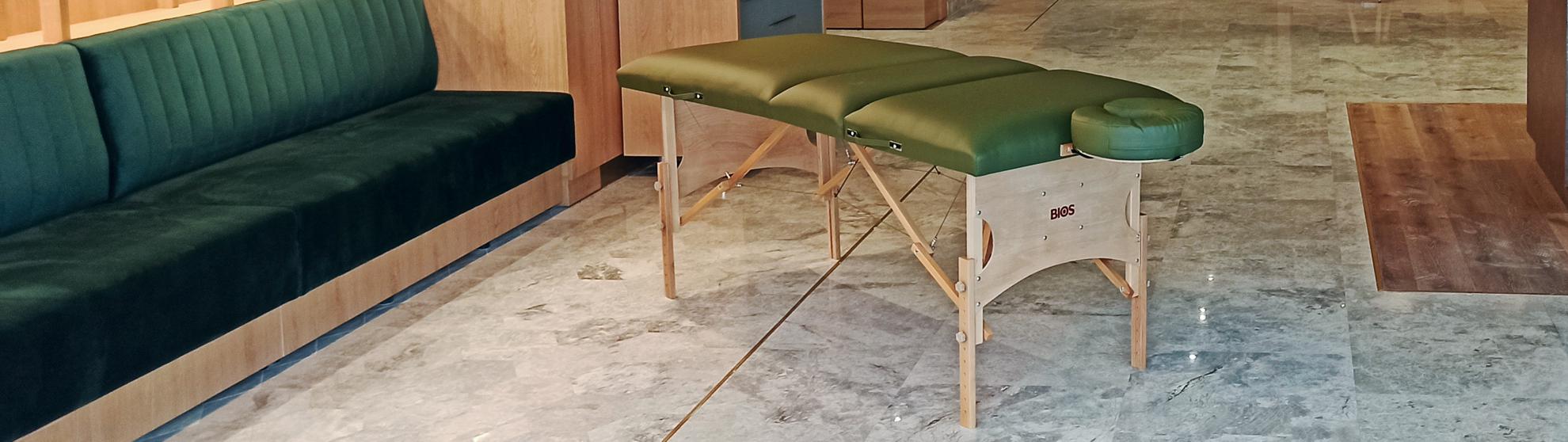 Masă de masaj portabilă, model Confort, finisaj lemn natur, tapiţerie verde, fabricată în România!