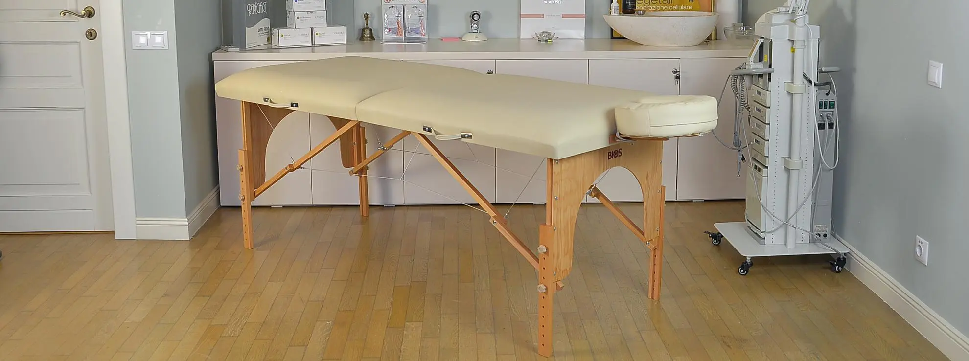 Masă de masaj portabilă, model Arcada, pernă două secţiuni, finisaj lemn natur, tapiţerie crem.